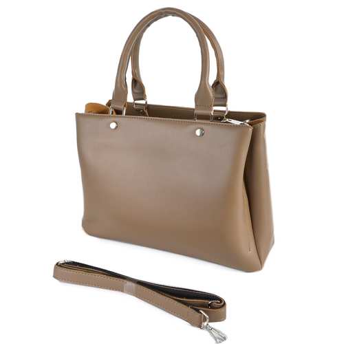 Оригинальная сумка с тремя отделениями представлена украинским брендом ТМ "Lucherino". Изготовлена из высококачественного кожзаменителя и надежной текстильной подкладки. Две короткие ручки и длинный регулируемый ремень.