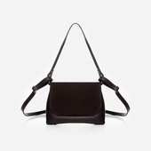 
                             Сумка українського бренду ТМ  "Lucherino" стане хорошим придбанням не на один рік.  Невелика жіноча сумочка виготовлена з високоякісного шкірзамінника та якісної надійної фурнітури в кольорі - нікель. Одне відділення з однією кишенею на застібці.